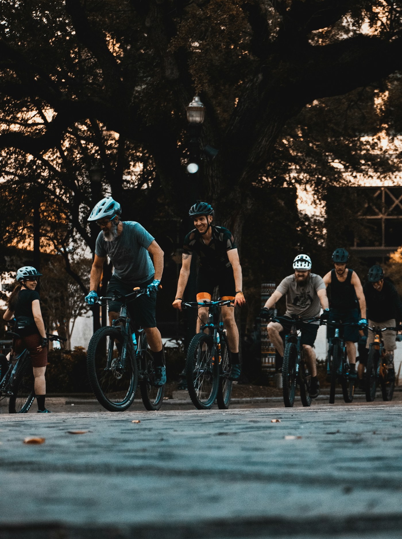 Grupo de ciclistas en una ruta
