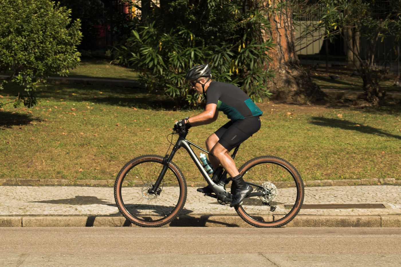 Ciclista de montaña en competencia